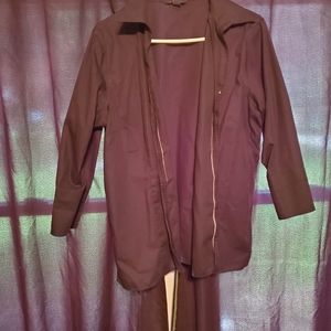 Woman's mid-sleeve dress shirt